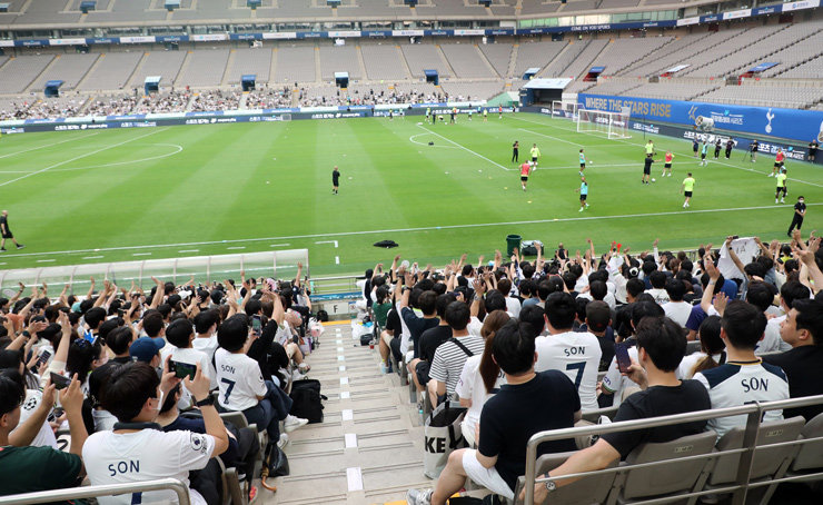 6.000 cổ động viên đã được vào SVĐ Seoul World Cup để theo dõi tận mắt Tottenham tập luyện