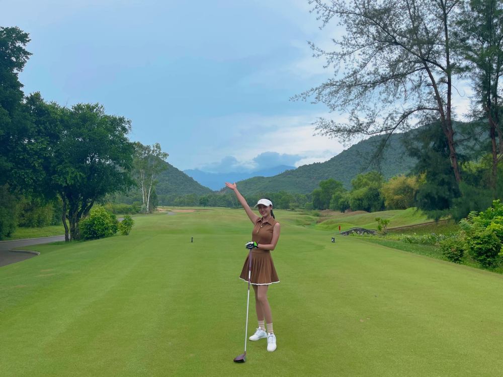 Chơi golf giúp cô có thân hình thon gọn, săn chắc.