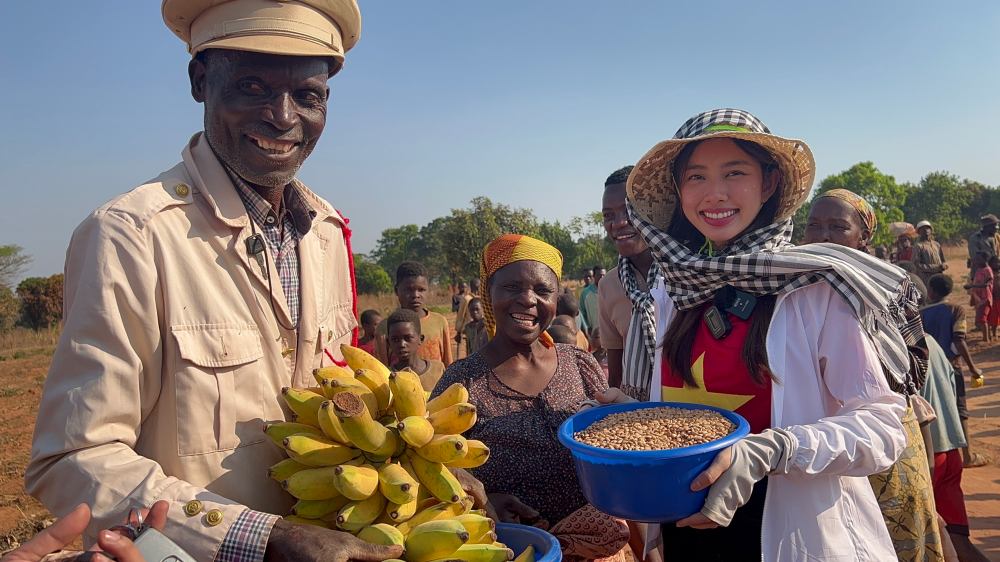 Hoa hậu Thùy Tiên giản dị khi nghiệm thu giếng nước sạch ở Angola - 4