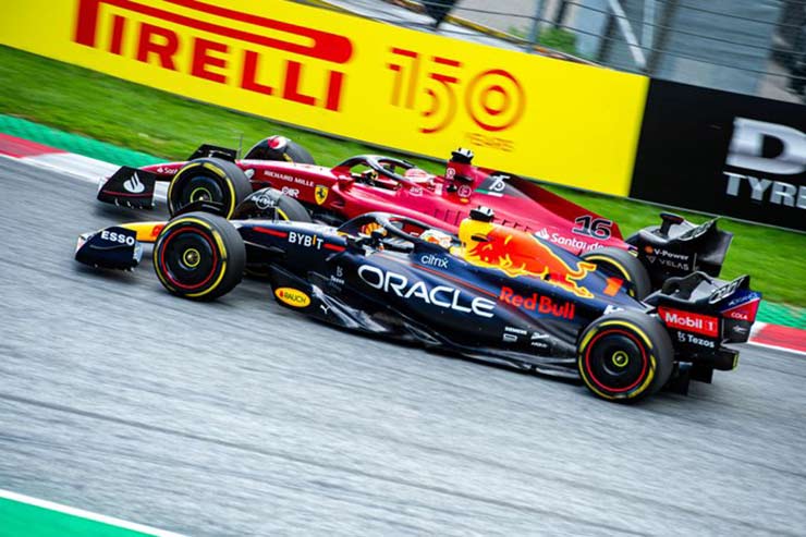 Verstappen để Leclerc 3 lần vượt qua trong cuộc đua