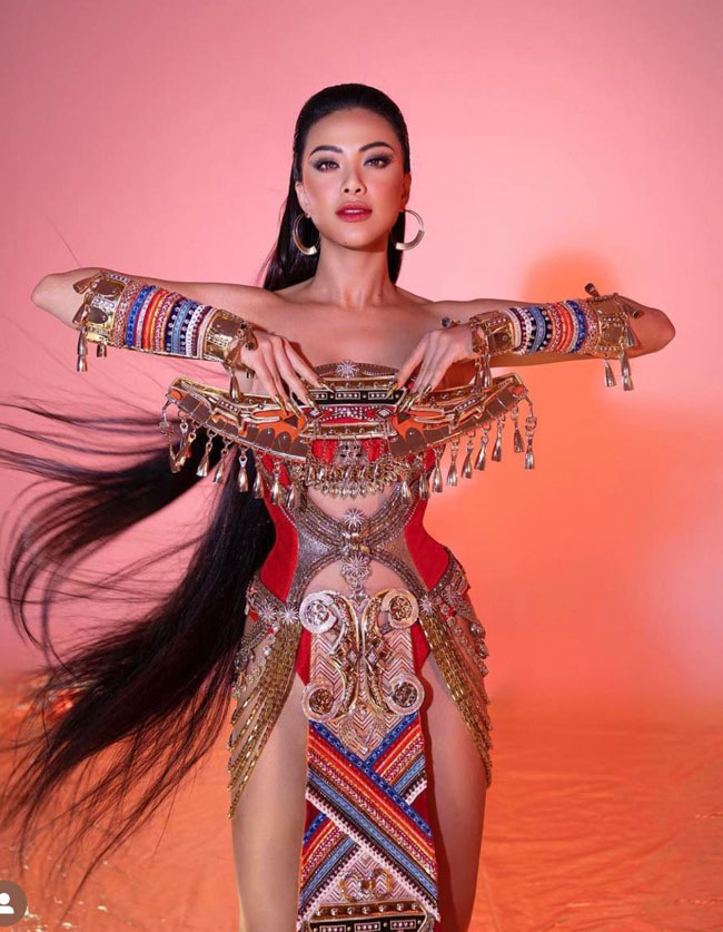 Đặc biệt với Miss Supranational, phần thi Trang phục dân tộc thể hiện tinh thần hữu nghị, đoàn kết và giao lưu văn hóa giữa các quốc gia trên thế giới.
