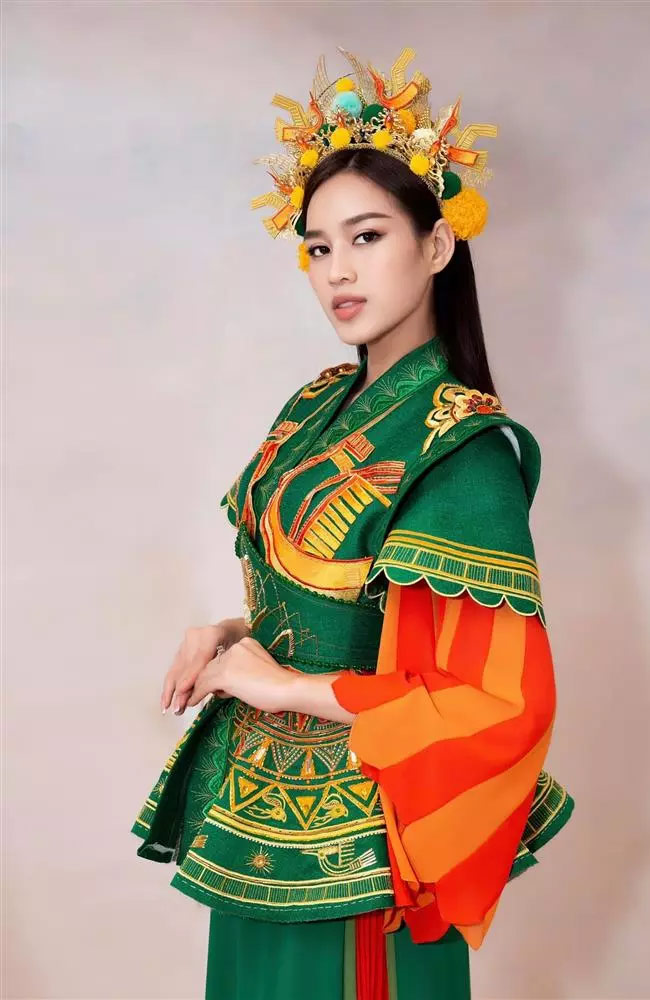 Bộ trang phục lấy cảm hứng từ vị anh hùng Triệu Thị Trinh và quê hương Thanh Hóa của người đẹp.
