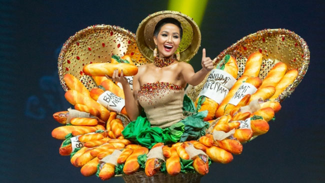 "Bánh mỳ" còn được fanpage Miss Universe lựa chọn là 1 trong 4 bộ trang phục có câu chuyện ấn tượng nhất. 
