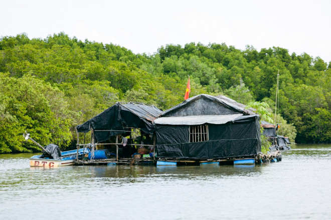 Một căn nhà nổi trên sông. Ảnh: Hải An