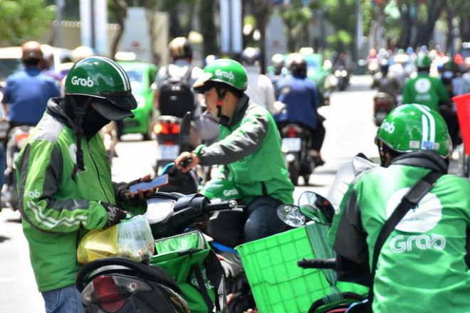 Nhiều ý kiến cho rằng Grab thu phụ phí nắng nóng là rất vô lý - Ảnh: NLĐO