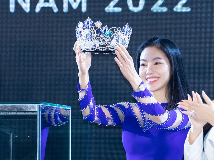 Công bố vương miện bạc tỷ đoá sen đại dương cho tân Miss World Vietnam 2022