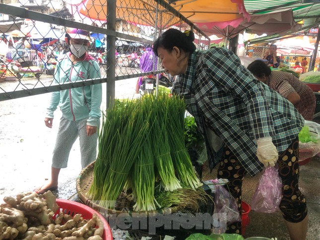 Nhiều mặt hàng rau đắt ngang thịt cá