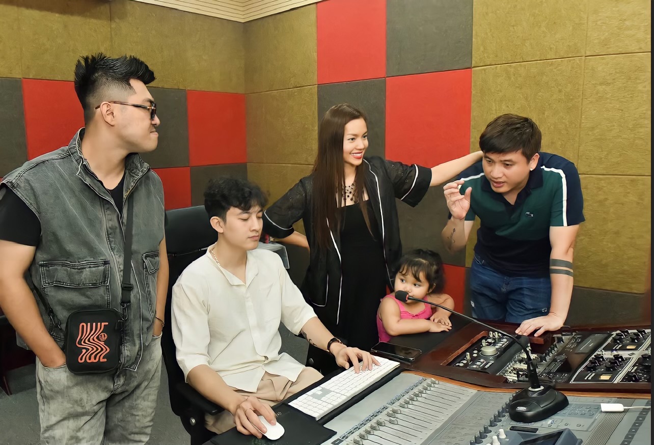Con gái "Sao Mai" Nguyễn Ngọc Anh theo chân bố mẹ đi thu âm ca khúc mới - 1