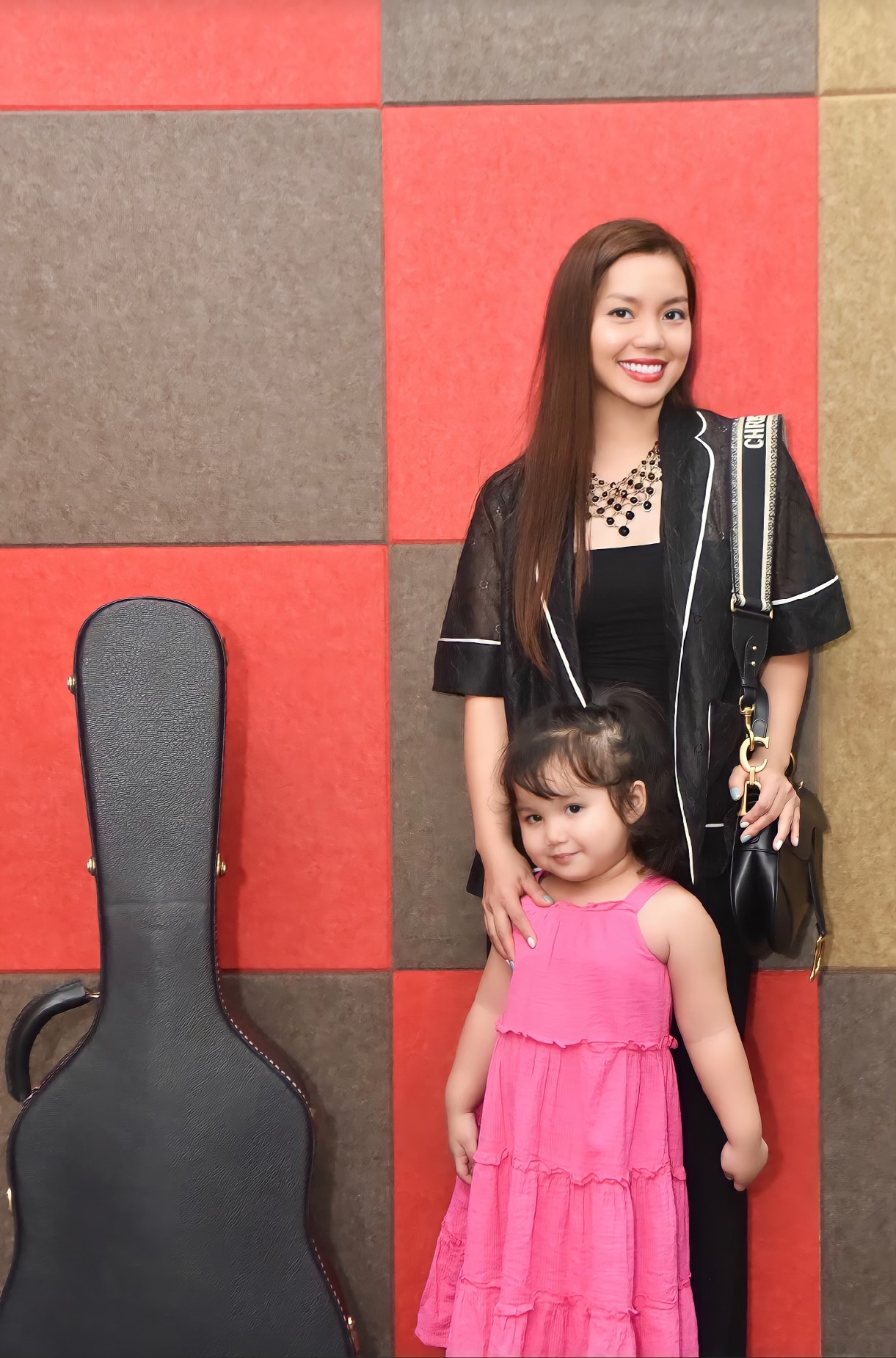 Con gái "Sao Mai" Nguyễn Ngọc Anh theo chân bố mẹ đi thu âm ca khúc mới - 3
