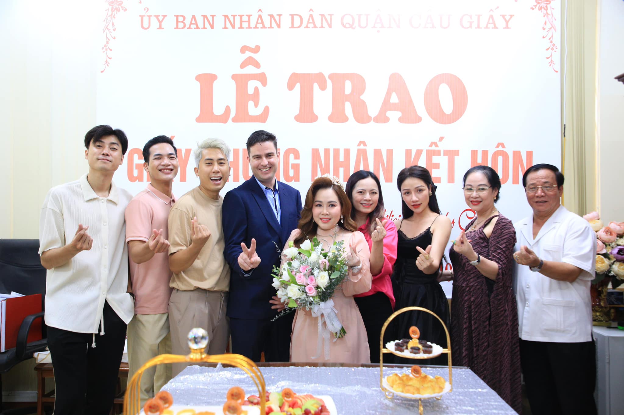 “Cô gái mét rưỡi” Trương Phương nhận giấy chứng nhận kết hôn ở UBND quận với chồng Tây cao 2m - 2