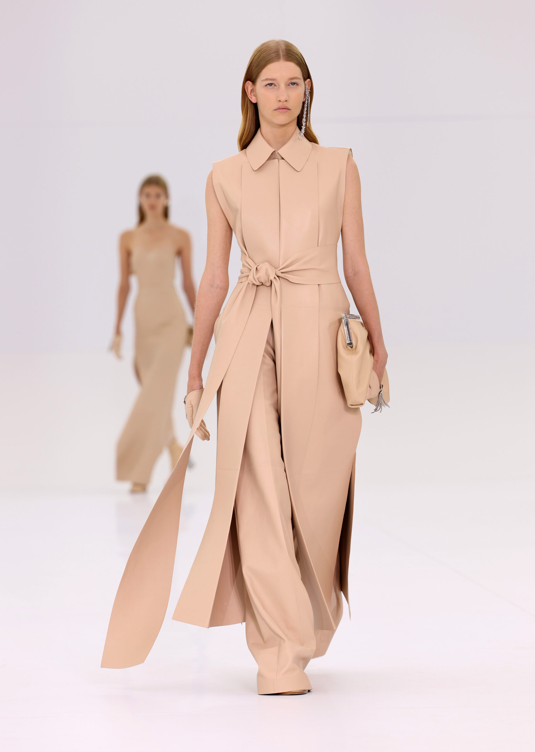 Fendi Haute Couture Thu Đông 2022: Xa xỉ, lộng lẫy và đẹp tuyệt mỹ - 8