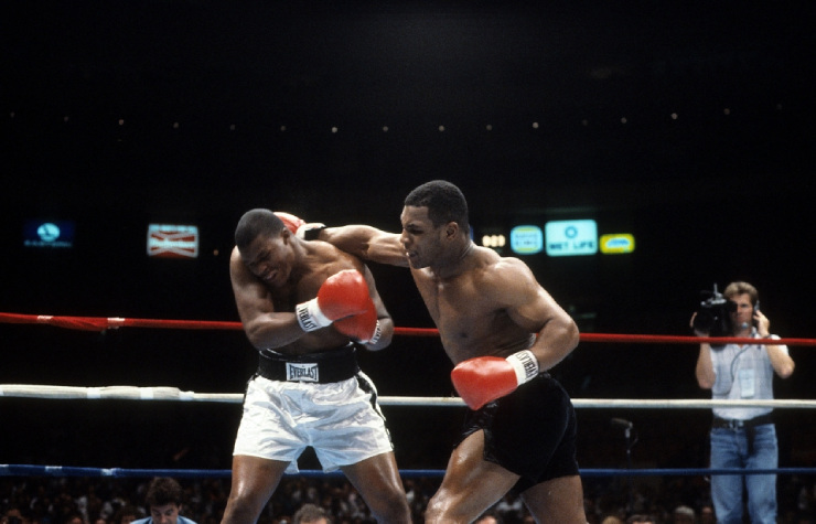 Mike Tyson (phải) thay đổi cuộc đời đối thủ bằng knock-out