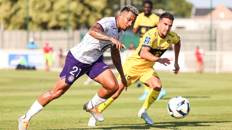 Pau FC (áo vàng) đã gây ra không ít khó khăn cho Toulouse trên sân của đội bóng mới thăng hạng Ligue 1