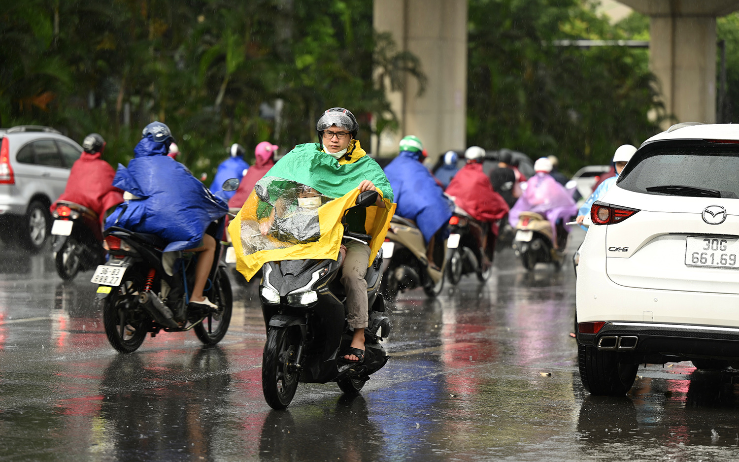 &nbsp;Nhiều phương tiện bất chấp nguy hiểm, đi ngược chiều khi gặp cảnh tắc đường.