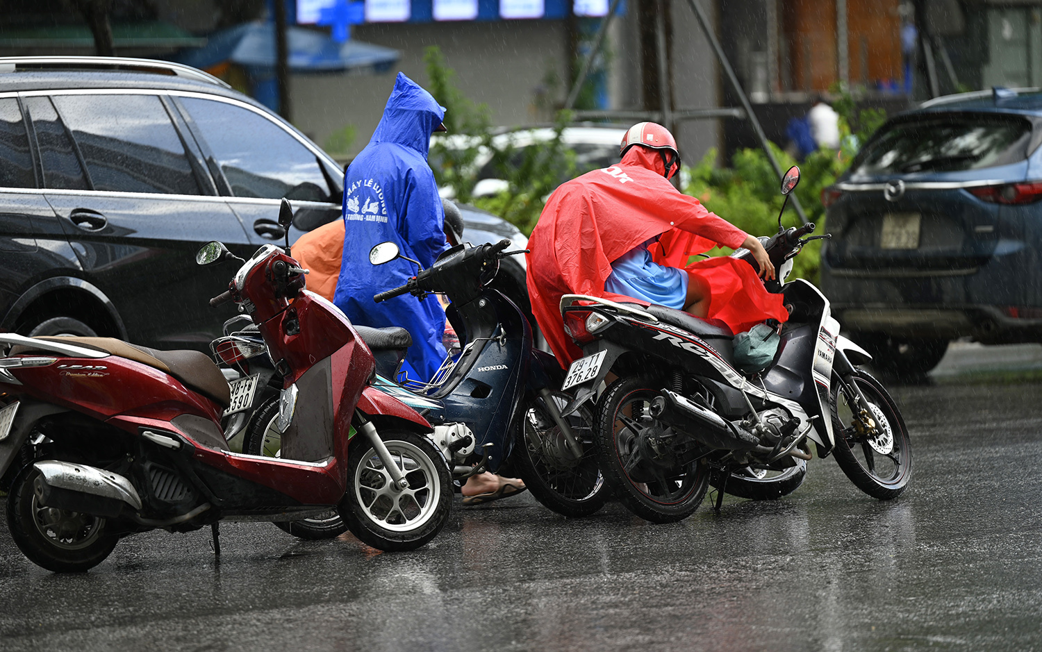 Một pha va chạm giao thông nhẹ trên đường Tây Sơn vì đường quá trơn trượt vì mưa lớn.