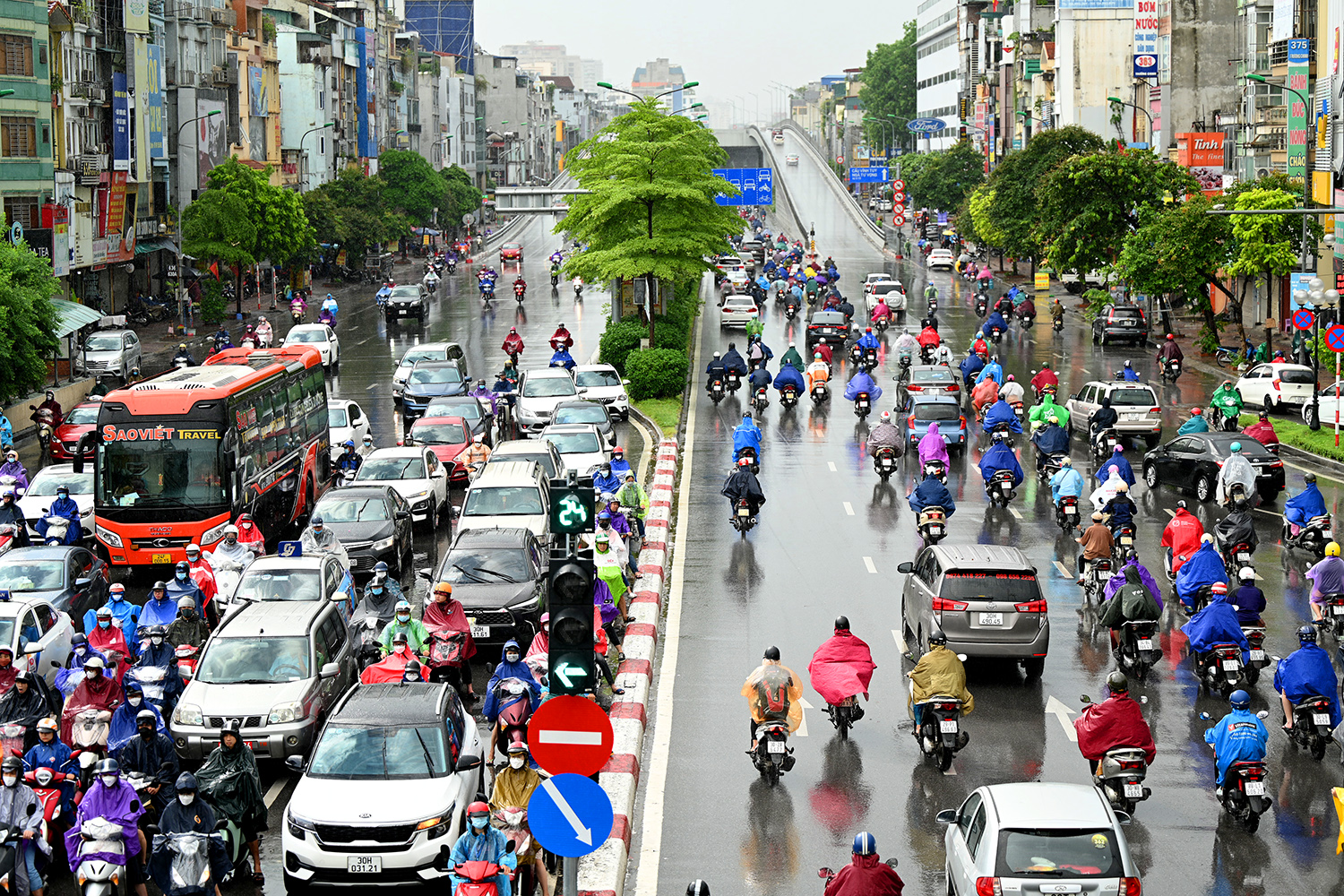 &nbsp;Ngã Tư Sở khá thông thoáng hai chiều trong buổi sáng ngày hôm nay.