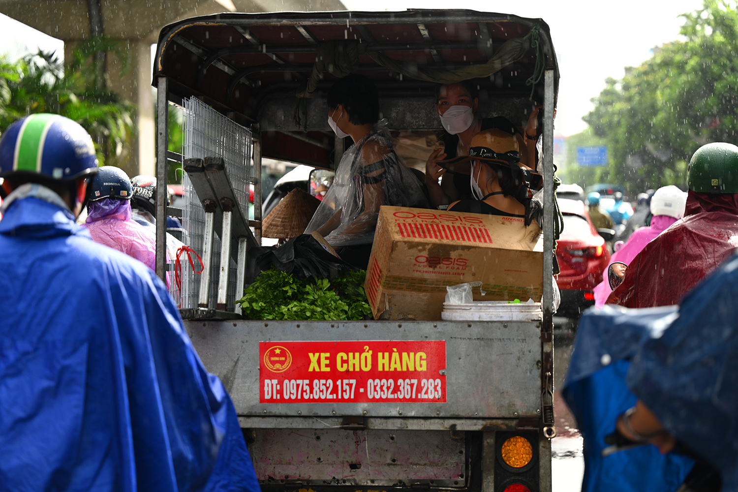 Mưa lớn đúng giờ đi làm, người Hà Nội vật vã đến công sở - 2