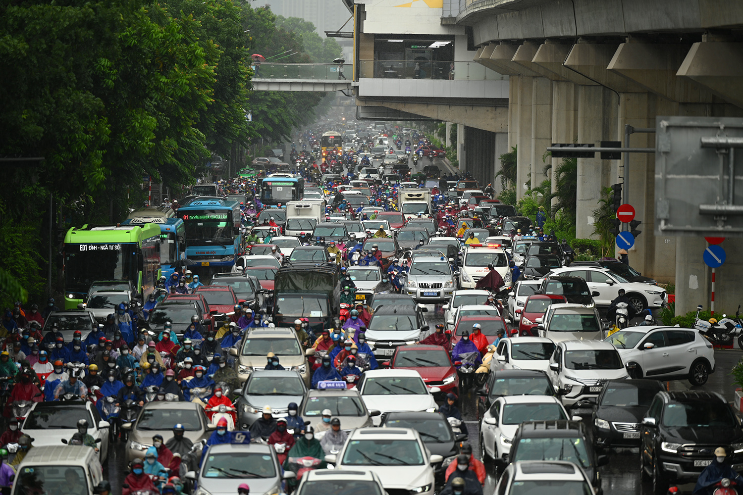 Phương tiện tham gia giao thông rất đông