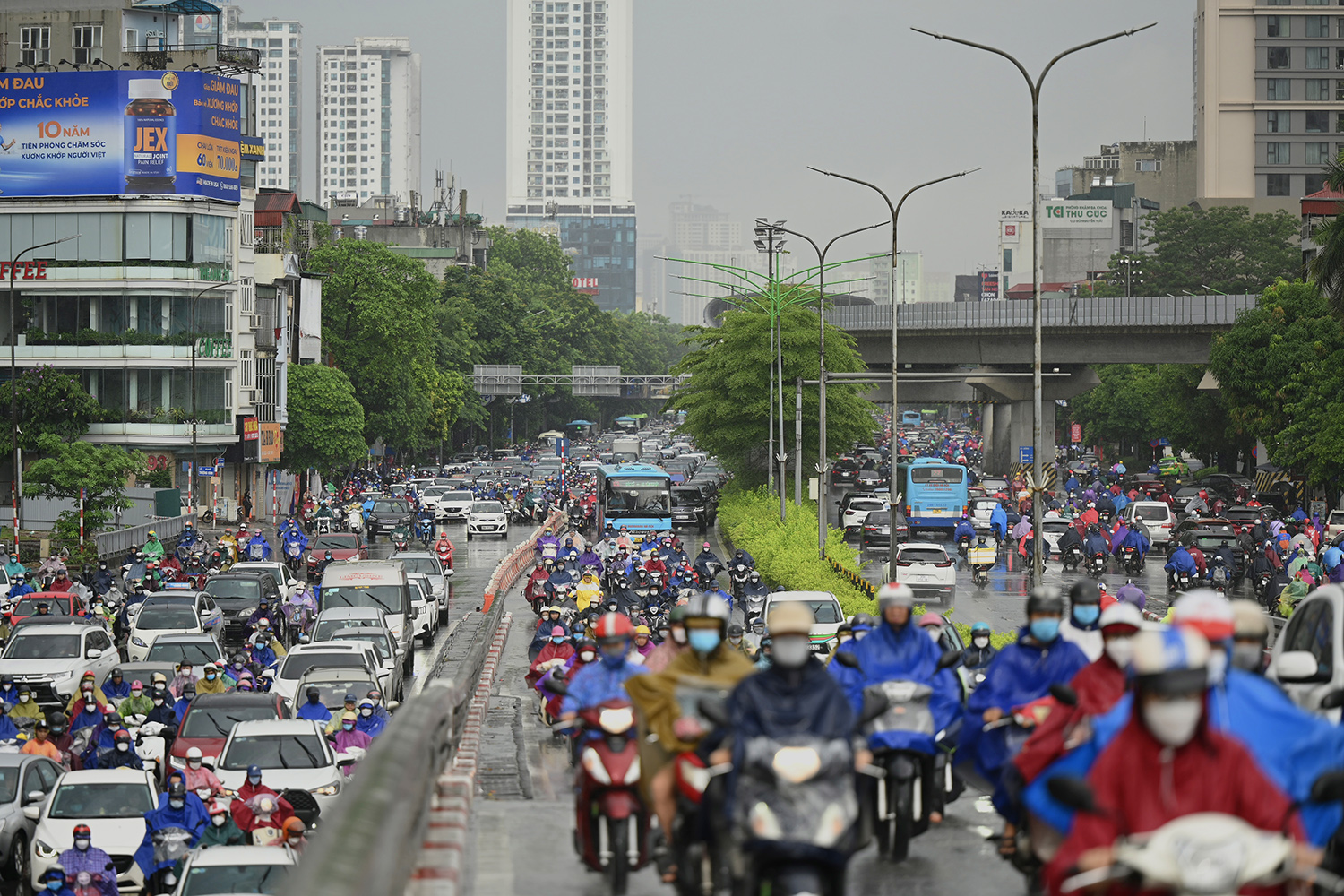 &nbsp;Lối lên cầu vượt qua Ngã Tư Sở đi Tây Sơn ùn tắc dài.