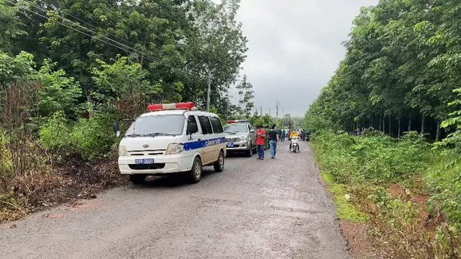 Lực lượng chức năng xuống hiện trường nơi người phụ nữ nằm chết với nhiều vết thương trên đầu