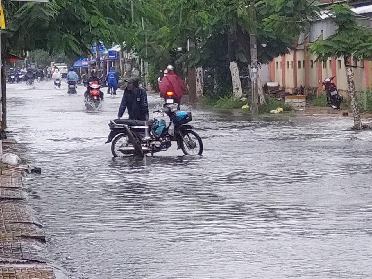 Mưa lớn kéo dài làm một số tuyến đường trên địa bàn tỉnh Sóc Trăng ngập nặng.