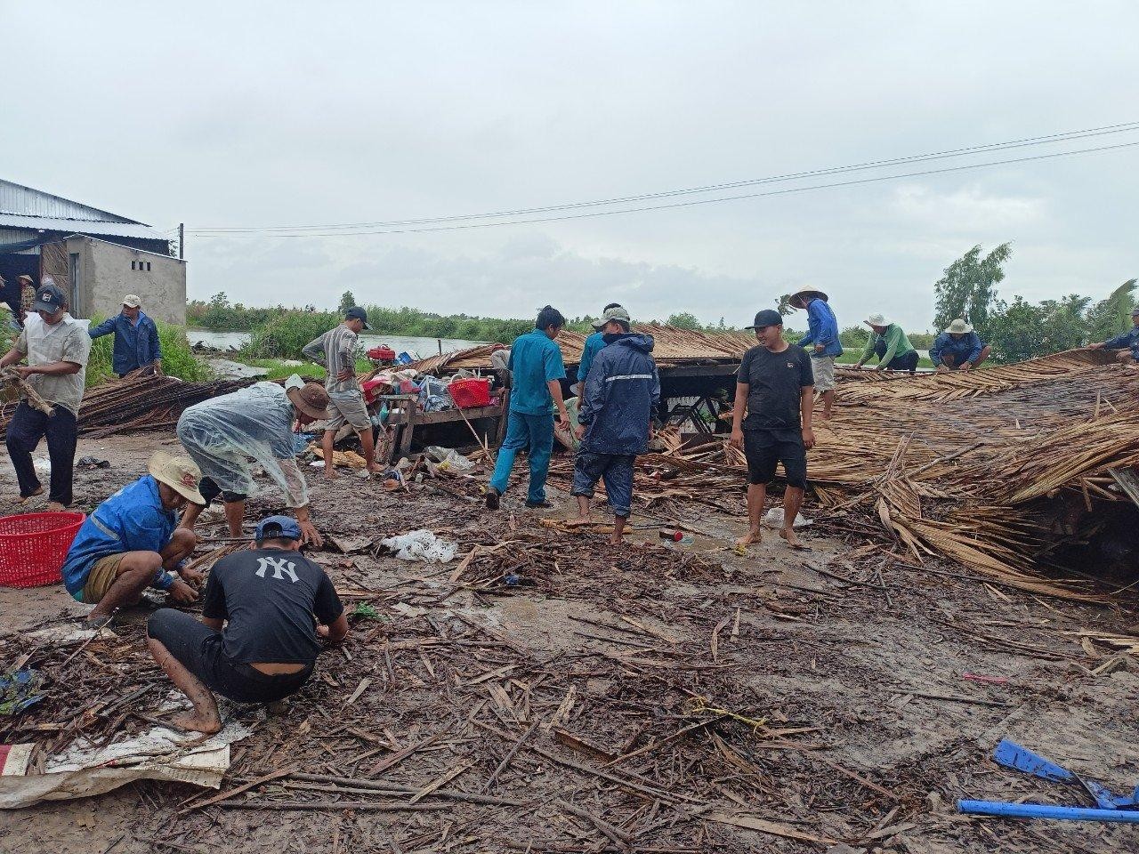 Tại Kiên Giang, mưa giông trong những ngày qua khiến nhiều căn nhà bị sập, tốc mái, 30 ha lúa hè thu ở huyện U Minh Thượng bị đổ ngã.