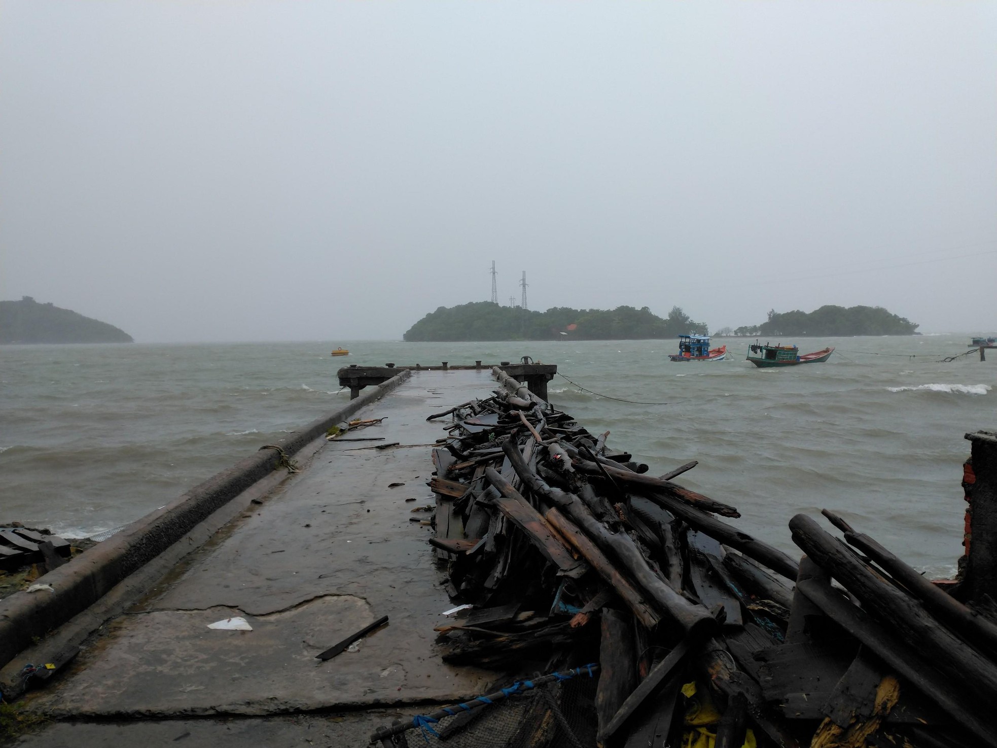 Anh Nguyễn Minh Nhựt, ở đảo Hòn Tre (huyện Kiên Hải, Kiên Giang) thông tin: Hiện nay trên đảo đang mưa rất to, gió mạnh, người dân ở trong nhà không dám ra ngoài...