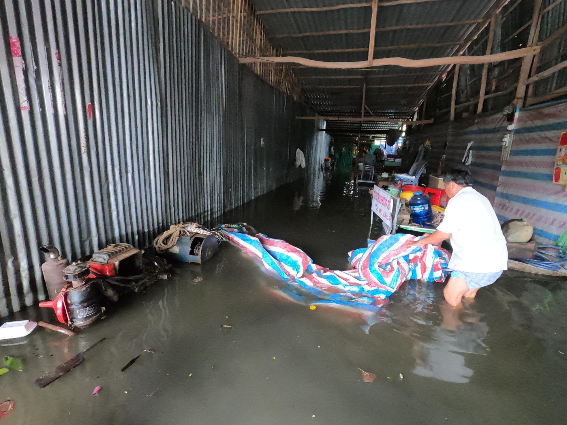 Xã Khánh Bình Tây (huyện Trần Văn Thời) là địa phương bị ảnh hưởng nặng nề nhất với 187 hộ dân sinh sống ngoài cống Đá Bạc thuộc 2 ấp Kinh Hòn, Kinh Hòn Bắc bị ngập.