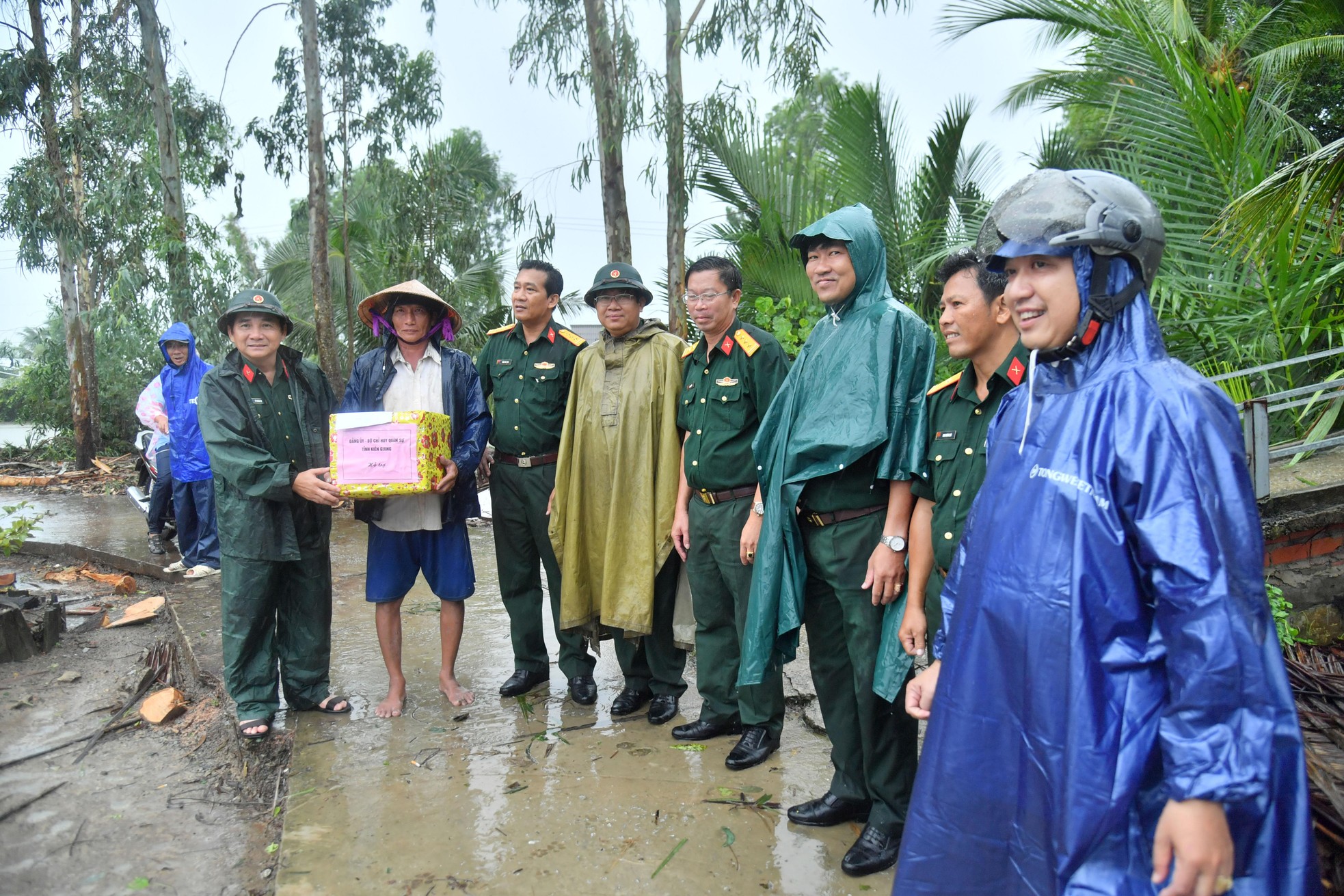 Những ngày qua, Bộ CHQS tỉnh Kiên Giang đã huy động trên 320 lượt cán bộ, chiến sĩ tham gia giúp nhân dân khắc phục hậu quả thiên tai, bảo vệ tính mạng và tài sản, giúp bà con nhân dân ổn định cuộc sống. Bộ CHQS tỉnh đã trao hỗ trợ mỗi gia đình bị thiệt hại do thiên tai gây ra 1 triệu đồng và các nhu yếu phẩm cần thiết phục vụ đời sống.