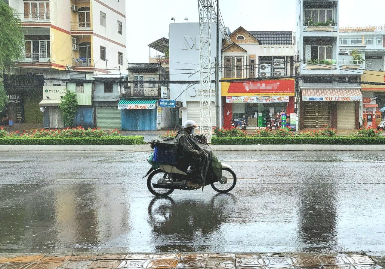 Tại Cần Thơ, từ ngày 9/7 - 12/7, giông lốc đã làm sập 5 căn nhà; làm sập một phần, tốc mái, xiêu vẹo 14 căn nhà tại huyện Cờ Đỏ, Phong Điền, Thới Lai, Vĩnh Thạnh và quận Cái Răng. Ước tính tổng thiệt hại khoảng 242 triệu đồng. Theo ông Nguyễn Quý Ninh, Chi cục trưởng Chi cục Thủy lợi, Chánh Văn phòng Ban Chỉ huy PCTT-TKCN TP Cần Thơ, hiện nay đang vào cao điểm mùa mưa, tình trạng mưa lớn kèm dông lốc, gió mạnh sẽ tiếp tục xảy ra. Ban Chỉ huy PCTT-TKCN TP Cần Thơ cũng yêu cầu chính quyền địa phương vận động người dân chủ động gia cố nhà cửa chắc chắn, an toàn nhằm hạn chế thấp nhất khả năng bị thiệt hại.