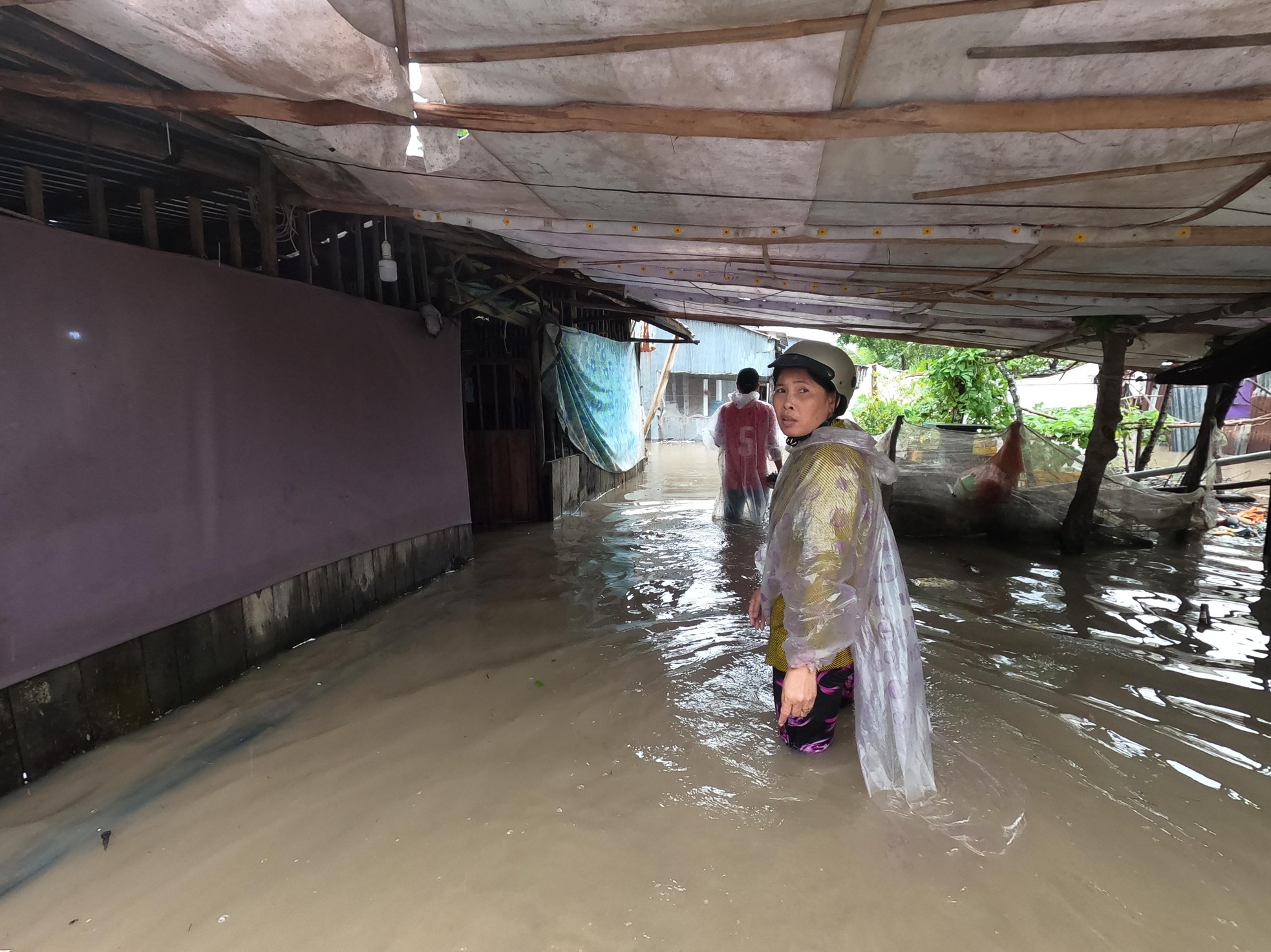 Anh Bùi Hữu Phước (ngụ xã Khánh Bình Tây, huyện Trần Văn Thời) chia sẻ: “Hiện tại, nước ngày càng dâng cao mà không có đường thoát ra nên nhà bà con nơi đây đành chịu ngập trong biển nước”.