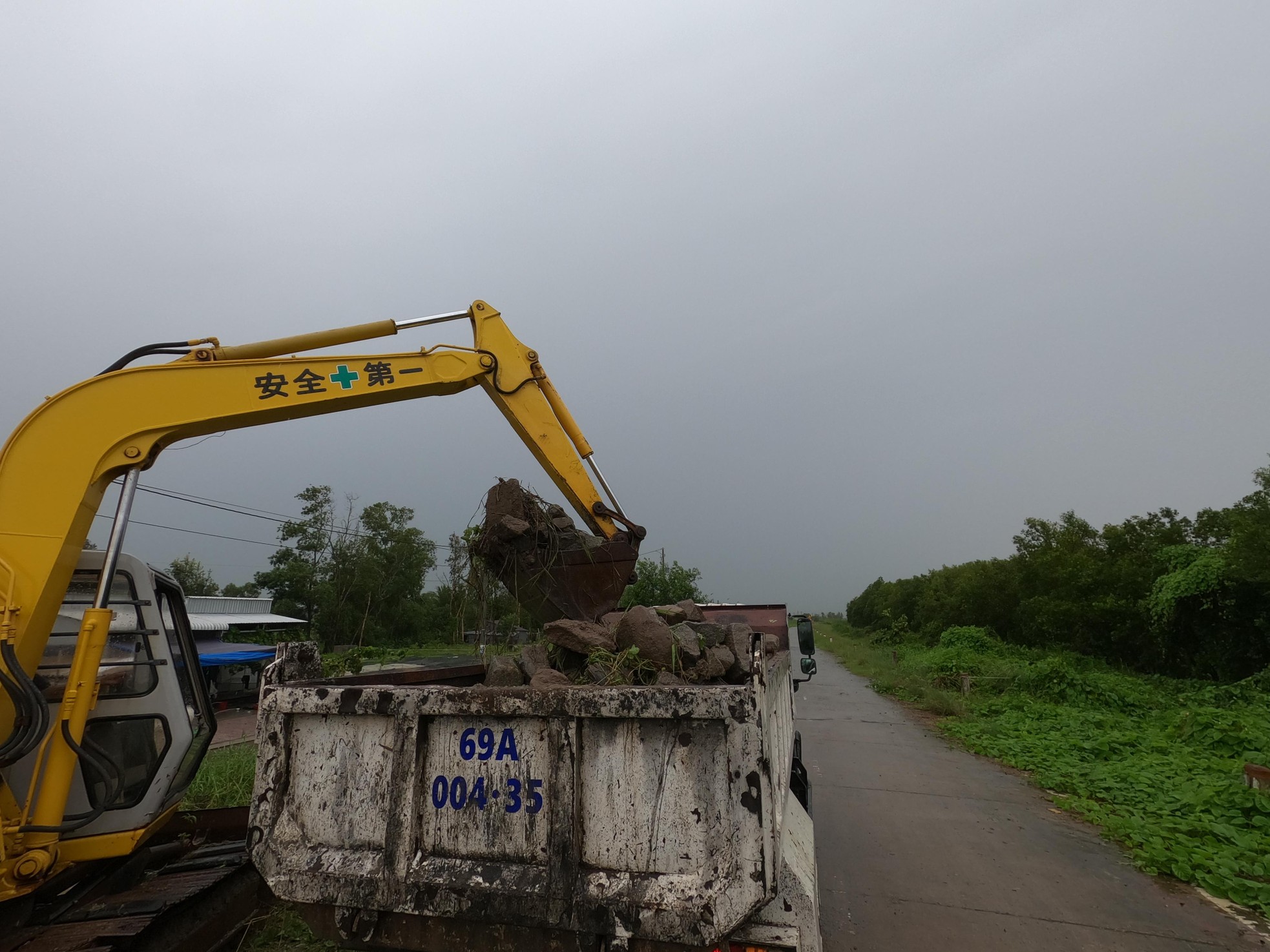 Những ngày qua, UBND các xã, thị trấn phối hợp với thành viên Ban Chỉ huy phòng, chống thiên tai và tìm kiếm cứu nạn huyện phụ trách đi thăm hỏi, động viên gia đình chịu ảnh hưởng thiên tai cố gắng&nbsp;vượt qua khó khăn, ổn định cuộc sống; đồng thời hỗ trợ mỗi căn nhà sập hoàn toàn có hoàn cảnh khó khăn 500.000 đồng/hộ.