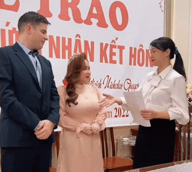 “Cô gái mét rưỡi” Trương Phương nhận giấy chứng nhận kết hôn ở UBND quận với chồng Tây cao 2m - 4