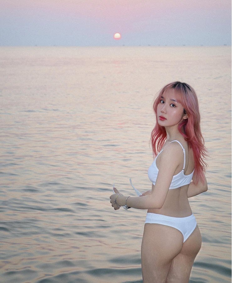 Nữ streamer Mina Young “đốt mắt” fan hâm mộ với trang phục bikini gợi cảm - 4