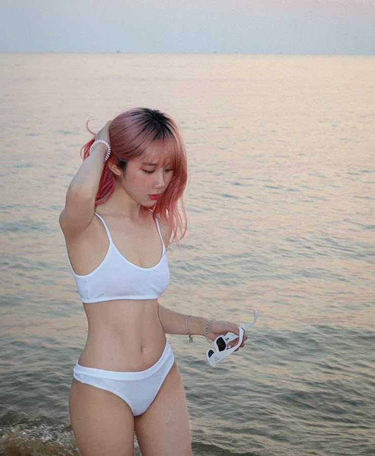 Nữ streamer Mina Young “đốt mắt” fan hâm mộ với trang phục bikini gợi cảm - 5