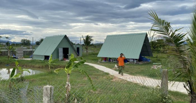 Trên vùng đất trồng thanh long của người dân đã mọc lên những lán du lịch xinh xinh, dấu hiệu thu hút khách phương xa