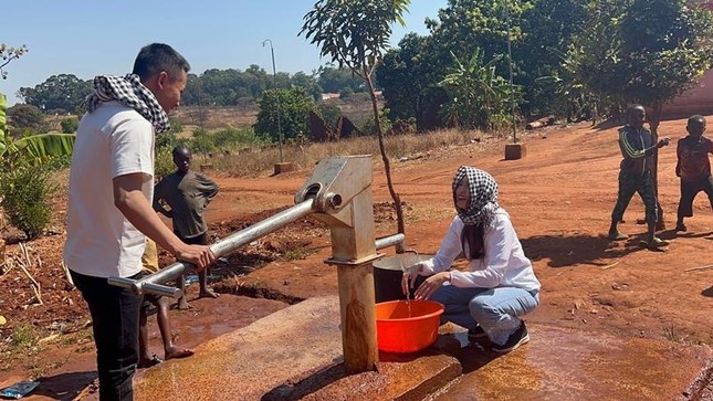 Thuỳ Tiên cùng Quang Linh Vlogs và ê-kíp của anh thực hiện các dự án thiện nguyện.