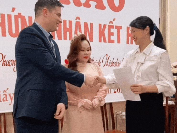“Cô gái mét rưỡi” Trương Phương nhận giấy chứng nhận kết hôn ở UBND quận với chồng Tây cao 2m