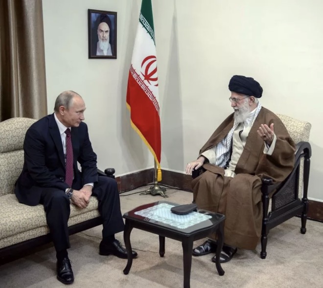 Tổng thống Nga Vladimir Putin gặp lãnh tụ tối cao Iran,&nbsp;Ayatollah Ali Khamenei tại Tehran vào năm 2017.