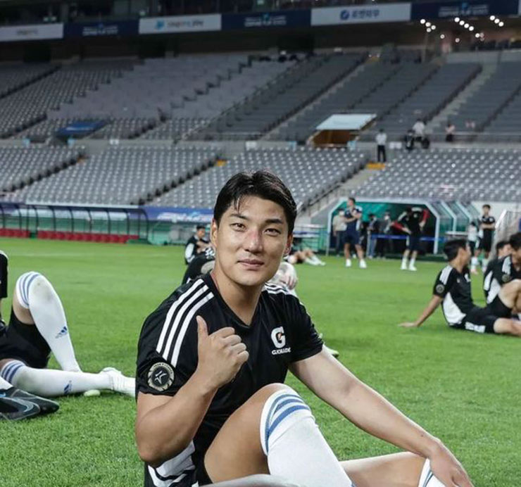 Tiền đạo Joo Min Kyu cảm kích vì chỉ có Son Heung Min là cầu thủ Tottenham duy nhất chấp nhận đổi áo đấu và còn ký tặng anh ở phòng thay đồ