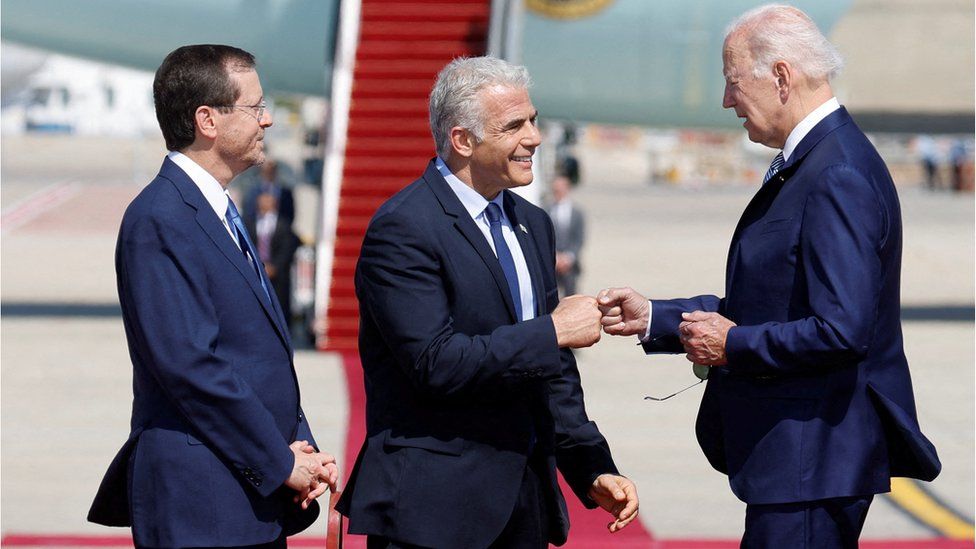 Ông Biden được Tổng thống và Thủ tướng Israel tiếp đón sau khi đáp chuyến bay tới Tel Aviv vào ngày 13.7.