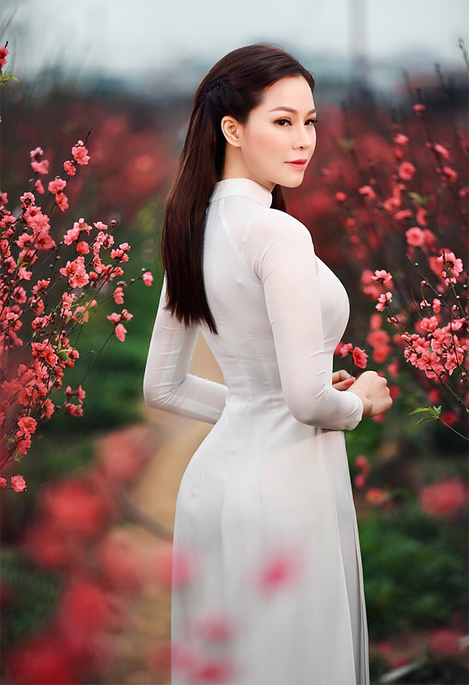 Hot girl xứ Nghệ mặc áo dài khiến fan nam &#34;bối rối&#34;, Angela Phương Trinh gây chú ý vì điều này - hình ảnh 5