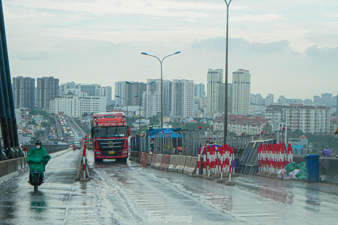 Do đó giao thông qua khu vực cầu Phú Mỹ sẽ được rào chắn một phần và điều chỉnh để đảm bảo an toàn trong quá trình thi công kể từ ngày 2/7 cho đến hết ngày 4/10.