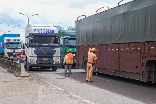 Lực lượng CSGT, thanh niên xung phong cùng các công nhân của đơn vị thi công chia nhiều nhóm phân luồng, hướng dẫn xe qua lại, nhưng tình hình vẫn không cải thiện vì phần lớn phương tiện là xe container tập trung đông về hướng vòng xoay Mỹ Thủy để đi vào cảng Cát Lái lấy hàng.