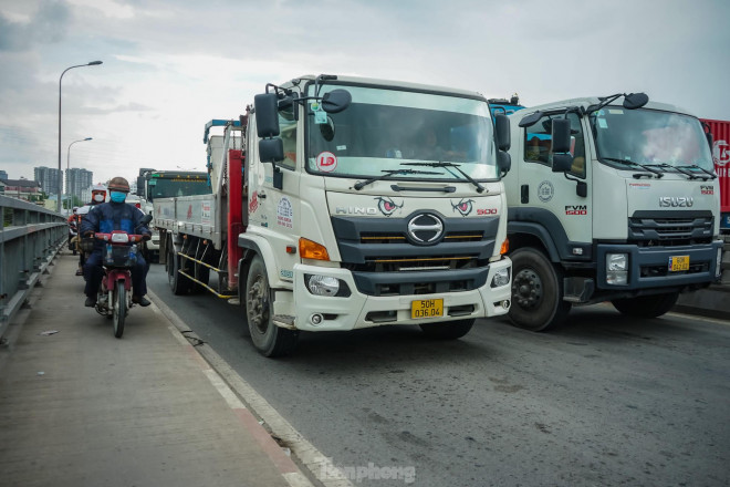 Ùn ứ cầu Phú Mỹ, đoàn xe container nhích từng mét - 9