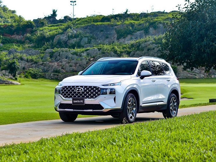 Giá xe Hyundai Santa Fe niêm yết và lăn bánh tháng 7/2022