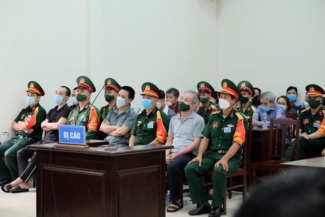 Ông Lê Văn Minh (tóc bạc) cùng nhóm bị cáo tại tòa.