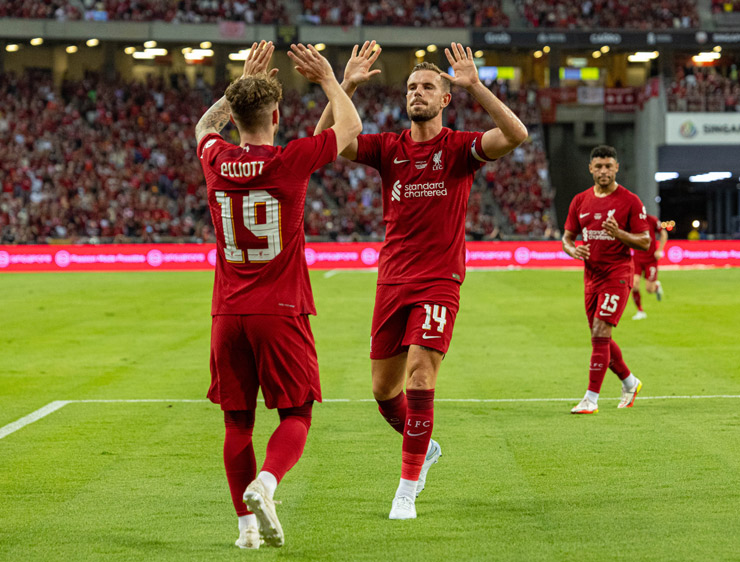 Tiền vệ thủ quân Jordan Henderson (số 14) sớm mở tỷ số cho "Lữ đoàn đỏ vùng Merseyside"