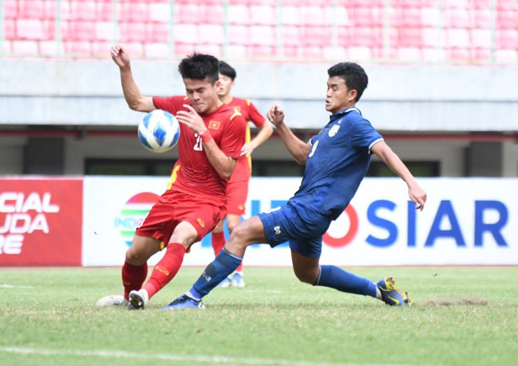 U19 Việt Nam đang chơi có phần lép vế so với đại kình địch U19 Thái Lan đầu trận