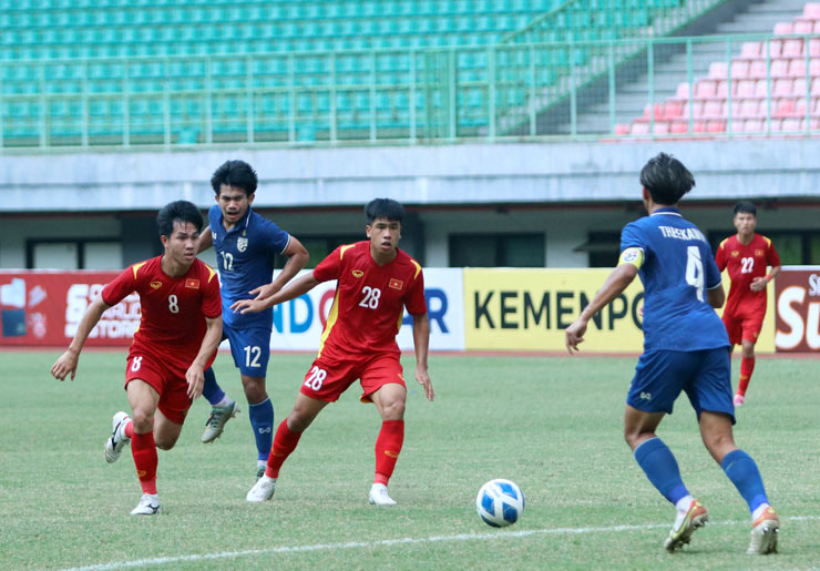 Theekawin Chansri (số 4) đang chơi khá năng nổ bên phía U19 Thái Lan